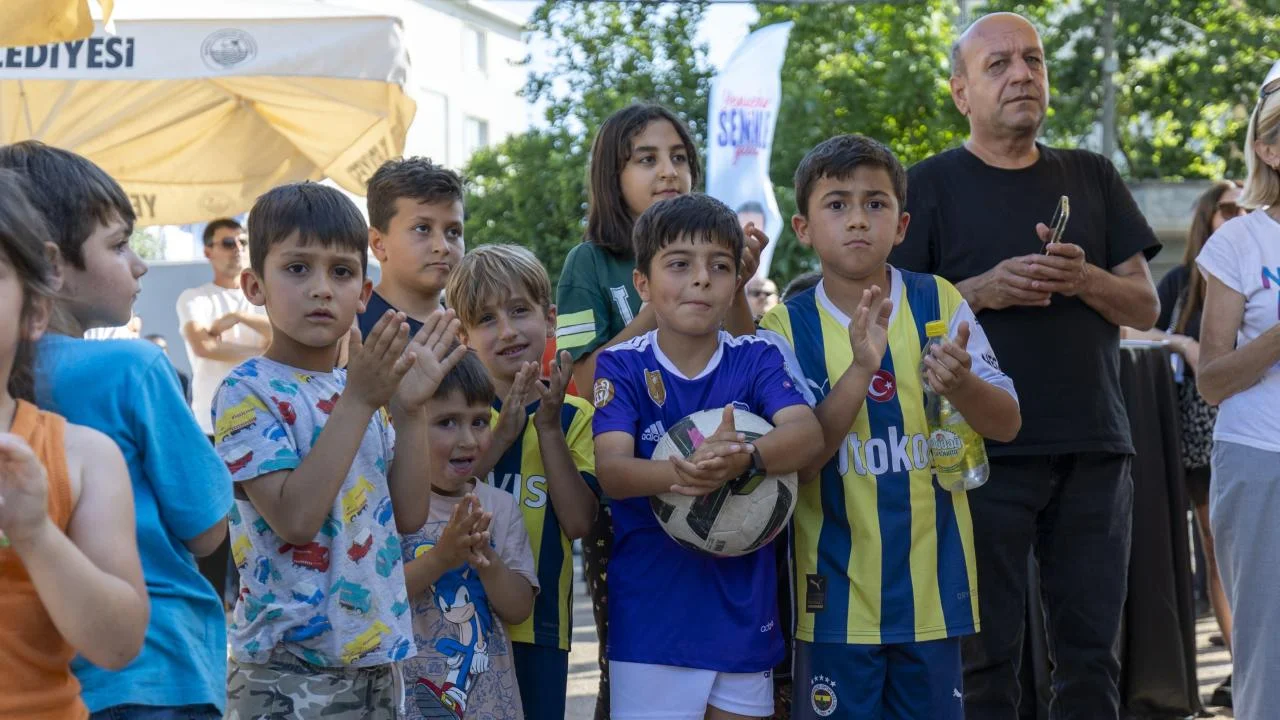 Yenişehir Belediyesi çocuklar için mahallelerde  halı saha açmaya devam ediyor