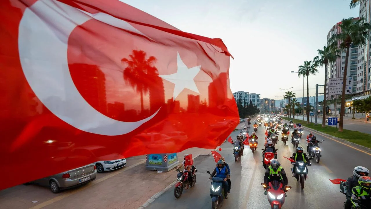 enişehir Belediyesi araçlı kortejle 23 Nisan coşkusunu kente yaydı