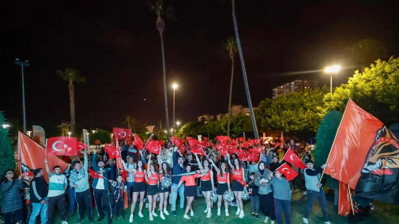 Vatandaşlar maç heyecanını Yenişehir Belediyesinin kurduğu dev ekranda yaşadı