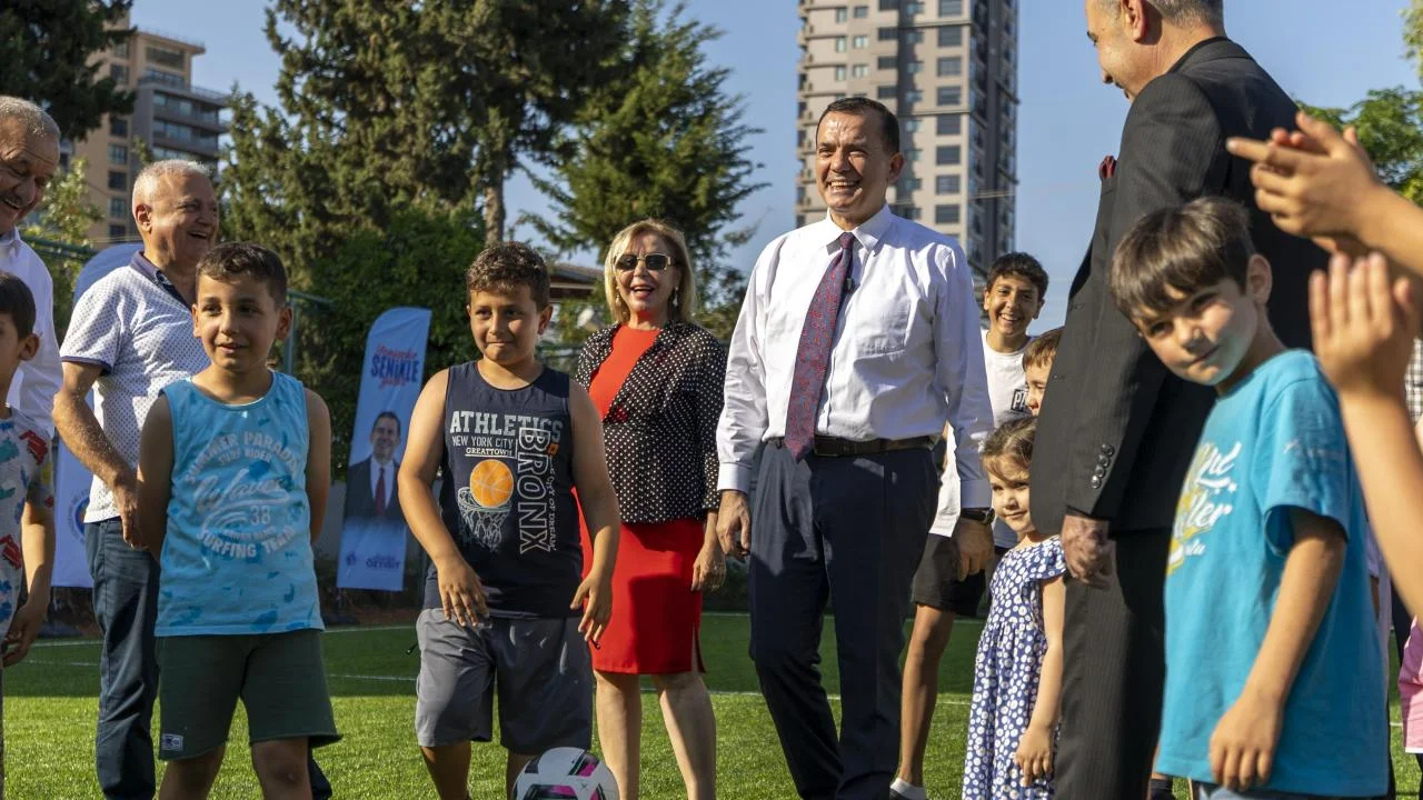 Yenişehir Belediyesi çocuklar için mahallelerde  halı saha açmaya devam ediyor
