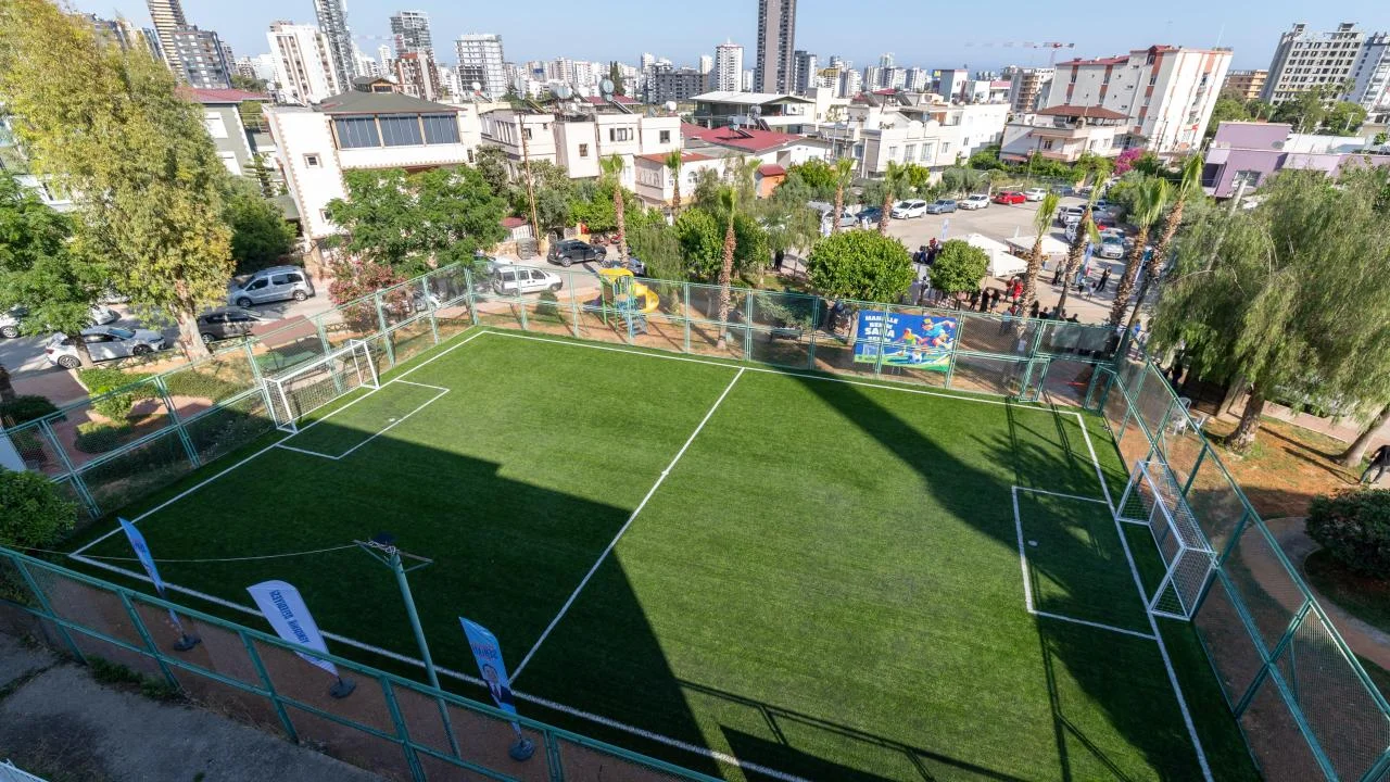 Yenişehir Belediyesi çocuklar için mahallelerde  halı saha açmaya devam ediyor