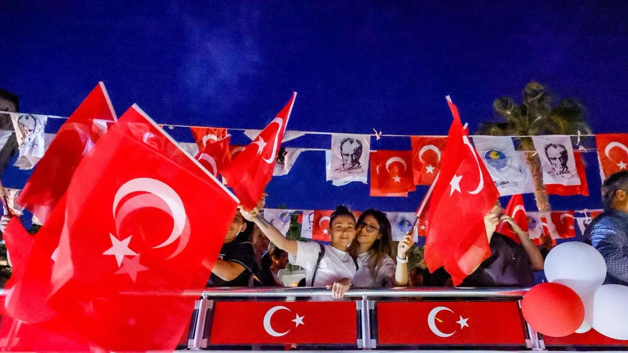 enişehir Belediyesi araçlı kortejle 23 Nisan coşkusunu kente yaydı