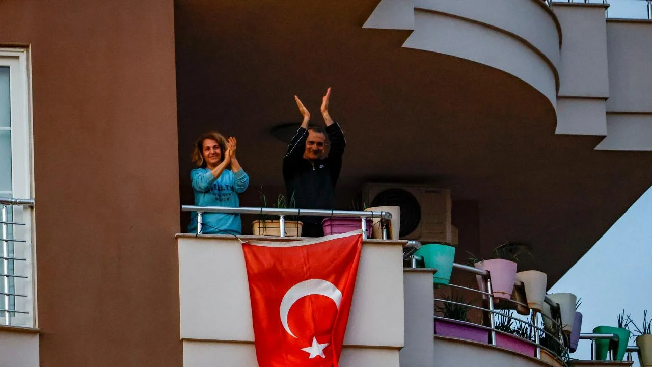 enişehir Belediyesi araçlı kortejle 23 Nisan coşkusunu kente yaydı