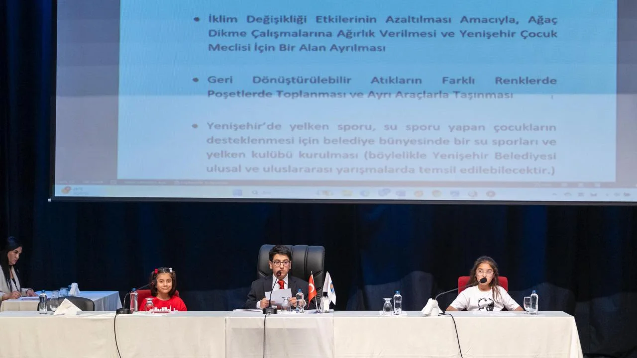 Başkan Abdullah Özyiğit ve Meclis Üyeleri koltuklarını çocuklara devretti