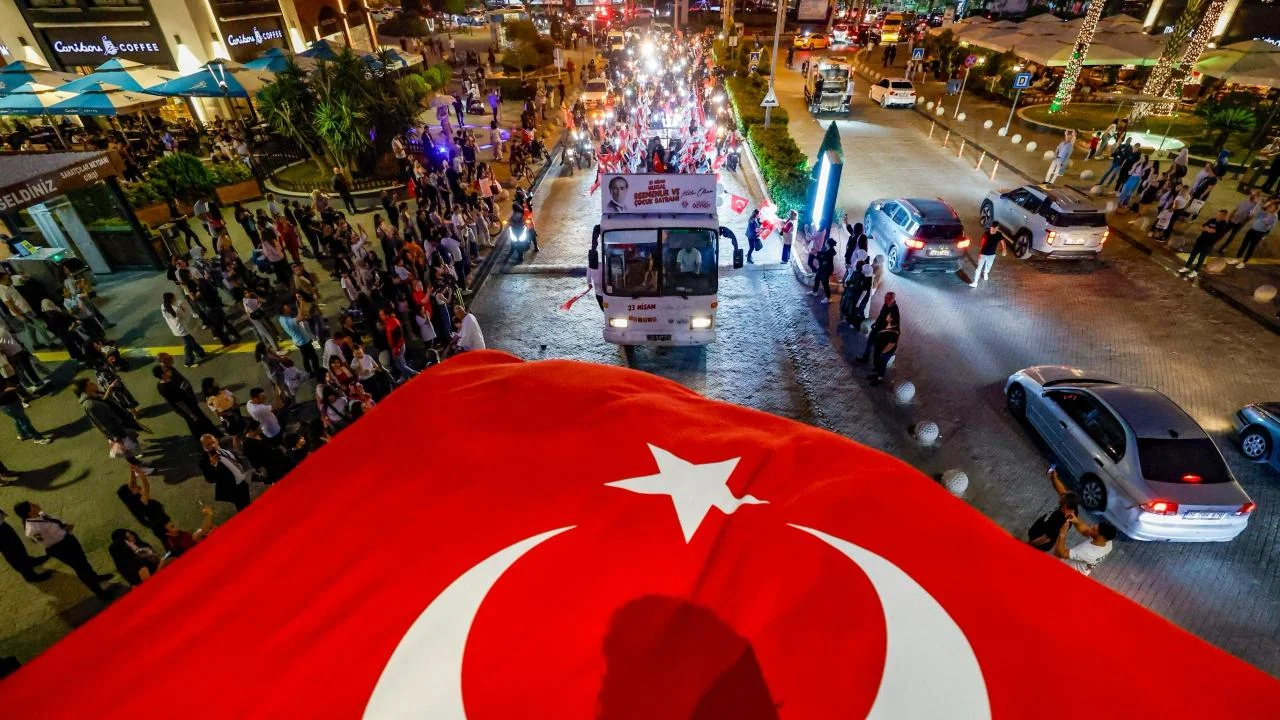 enişehir Belediyesi araçlı kortejle 23 Nisan coşkusunu kente yaydı