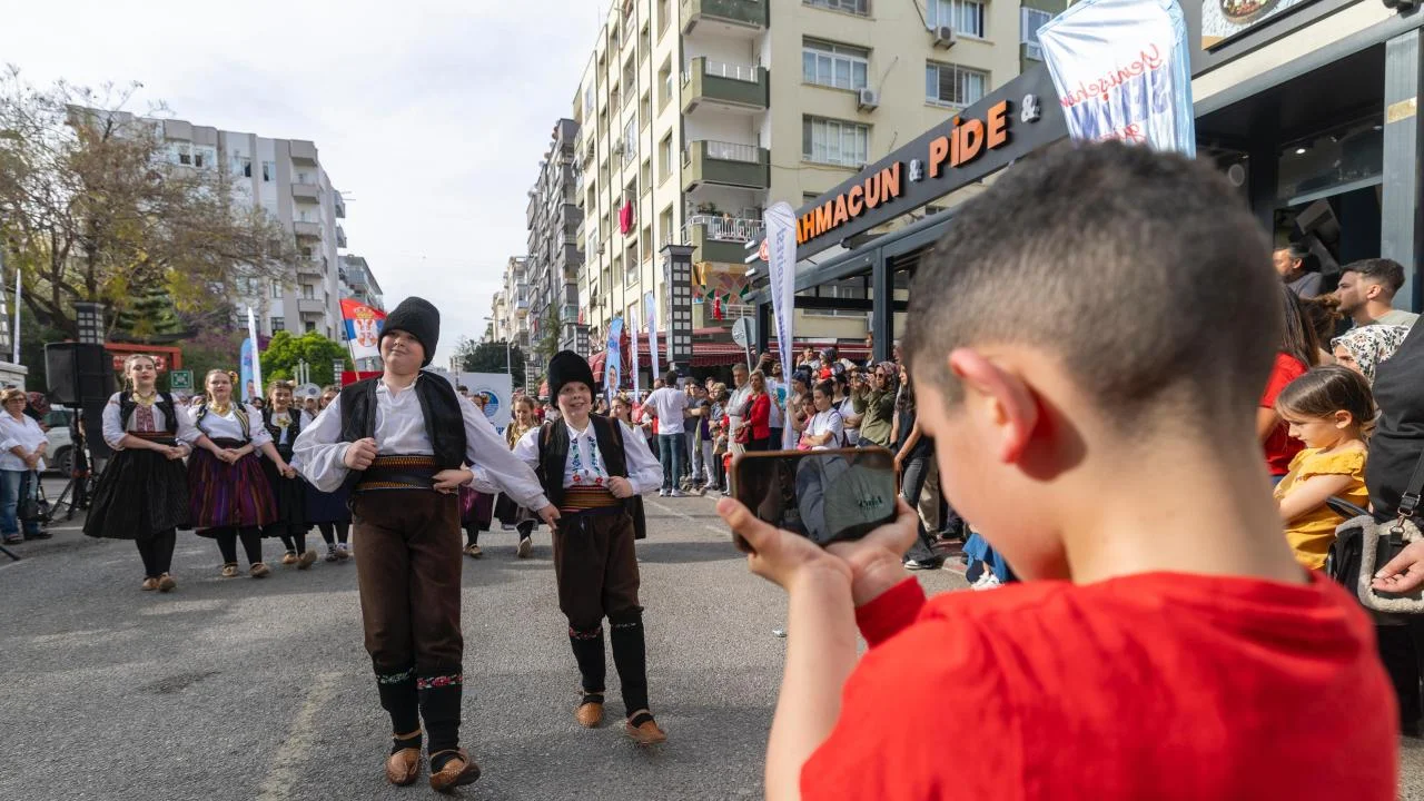 7 ülkeden çocuklar 23 Nisan’ı Yenişehir sokaklarında kutladı