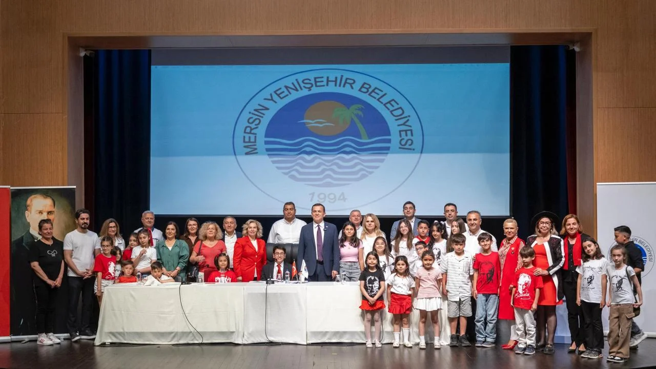 Başkan Abdullah Özyiğit ve Meclis Üyeleri koltuklarını çocuklara devretti