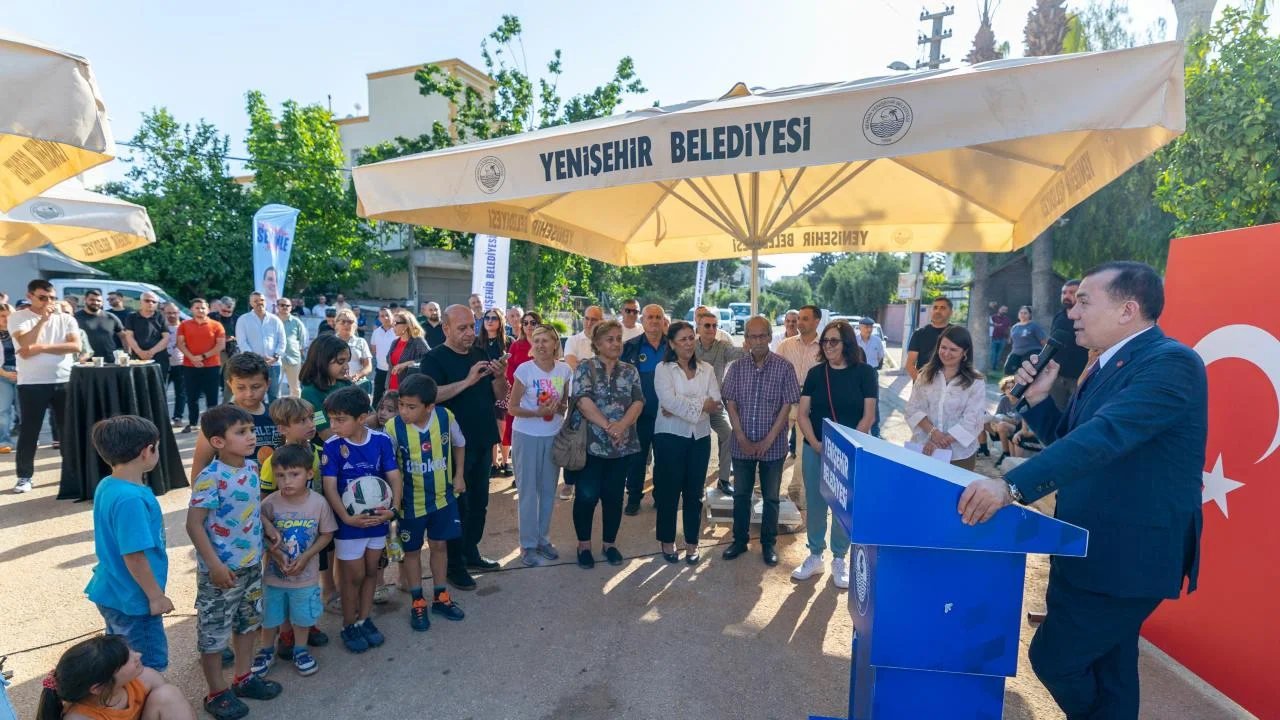 Yenişehir Belediyesi çocuklar için mahallelerde  halı saha açmaya devam ediyor