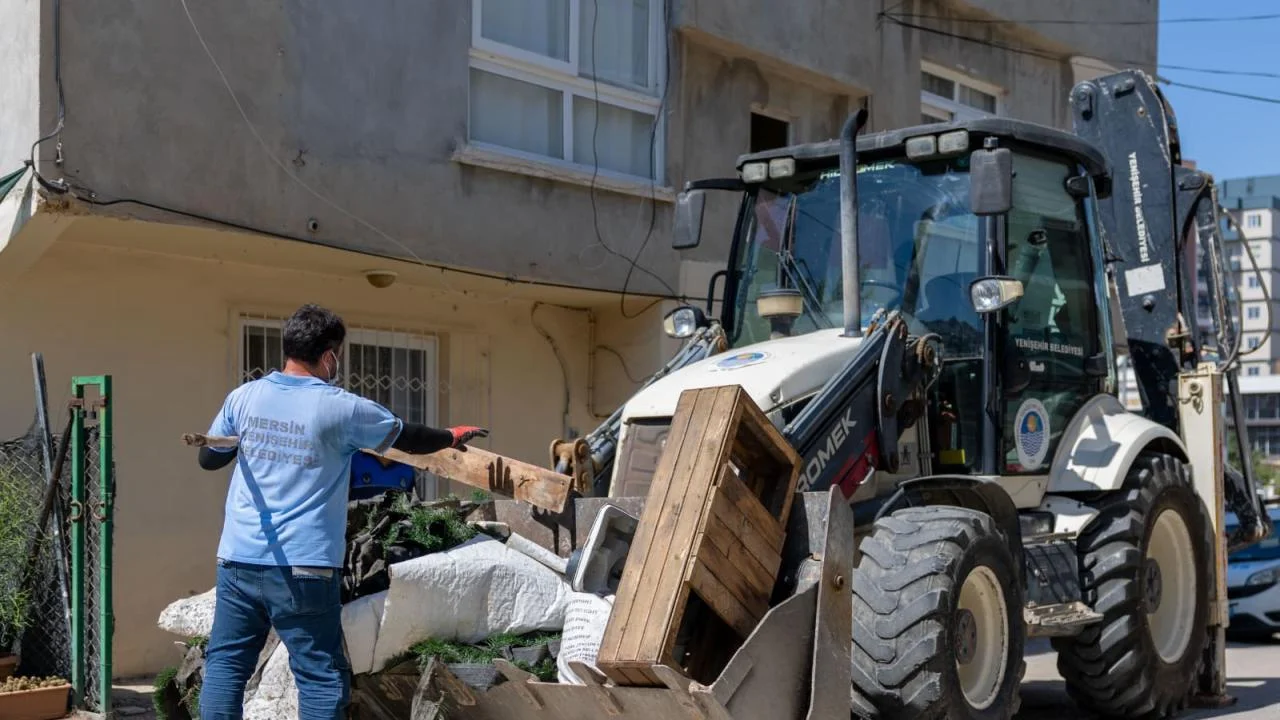 Yenişehir Belediyesi “çöp ev” niteliğindeki meskenden bir kamyon çöp çıkardı