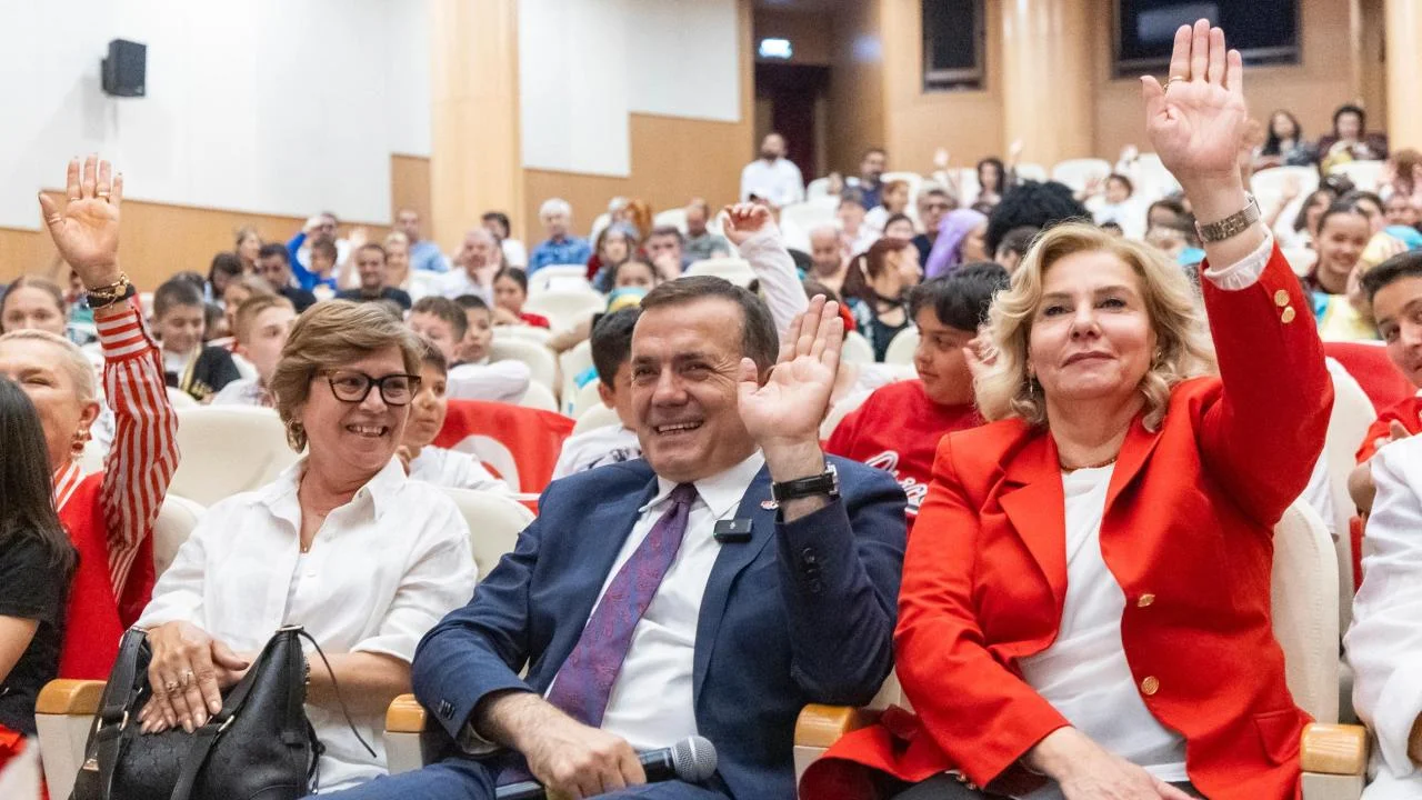 Başkan Abdullah Özyiğit ve Meclis Üyeleri koltuklarını çocuklara devretti