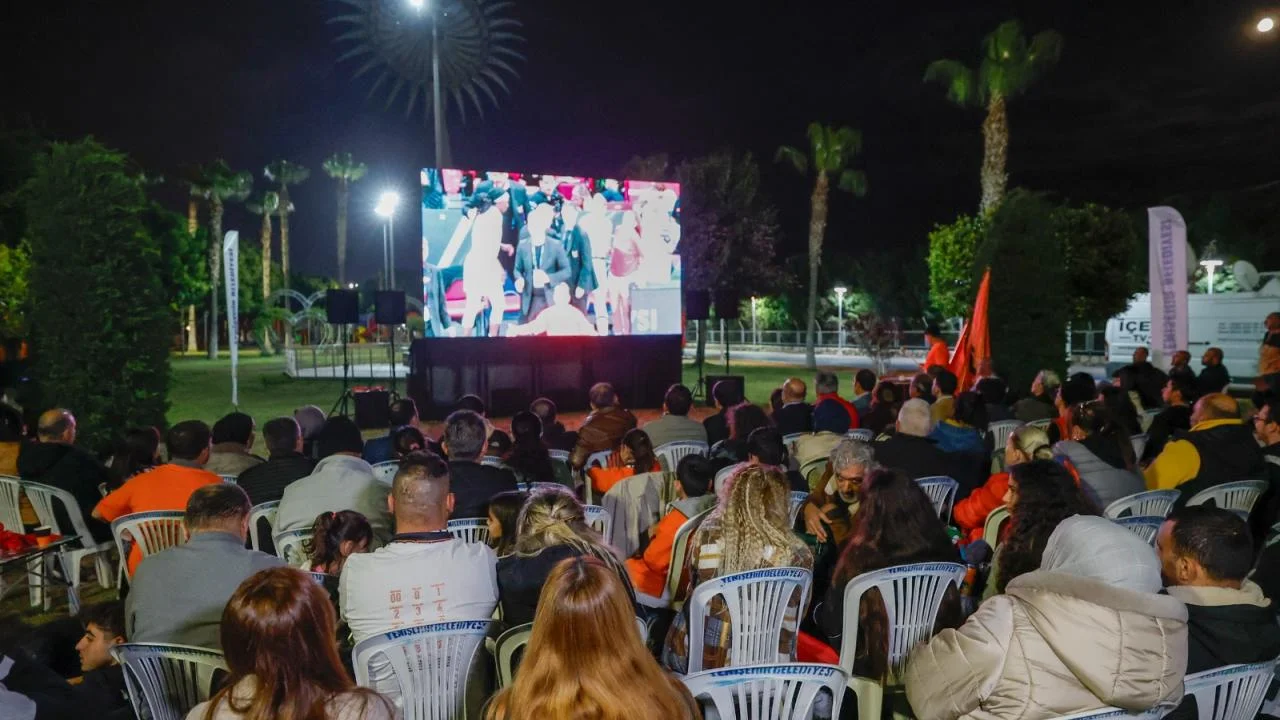 Vatandaşlar maç heyecanını Yenişehir Belediyesinin kurduğu dev ekranda yaşadı