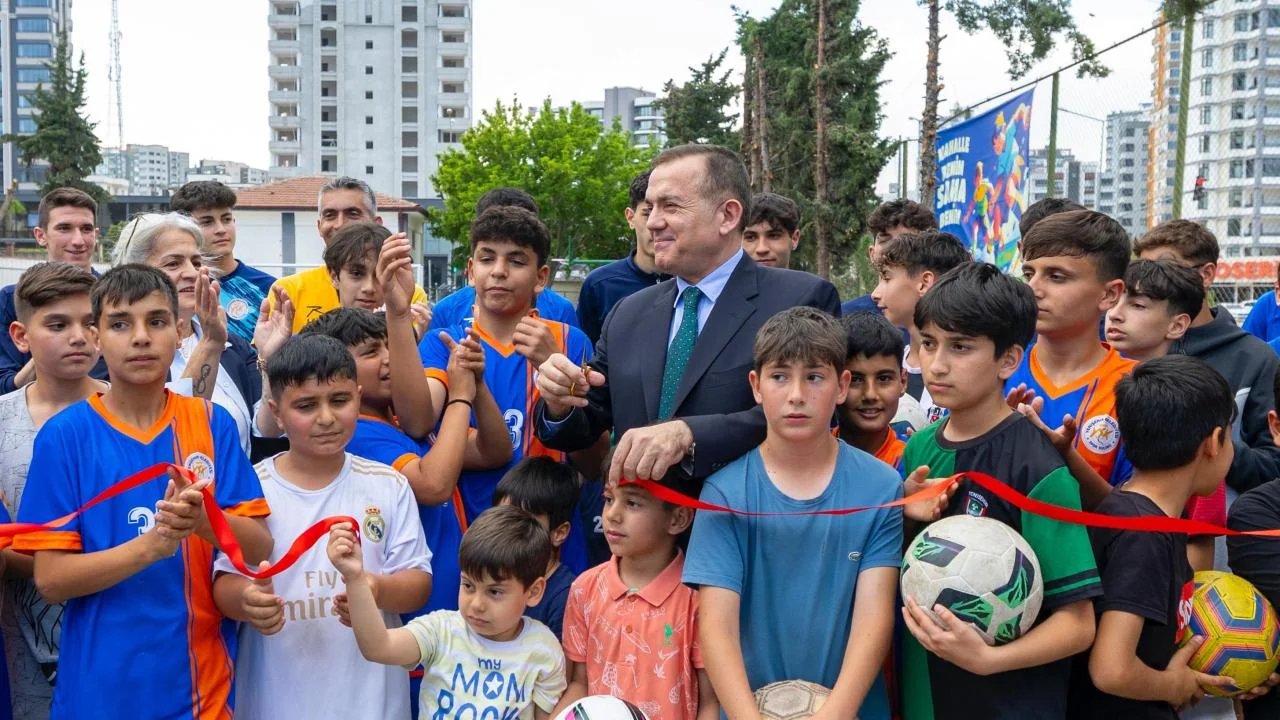 Başkan Özyiğit, çocukların halı saha talebini geri çevirmedi