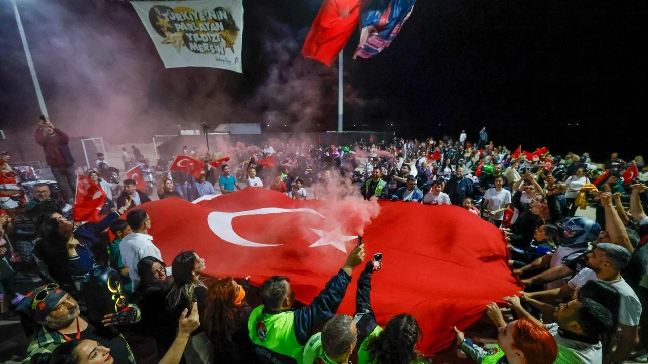 enişehir Belediyesi araçlı kortejle 23 Nisan coşkusunu kente yaydı