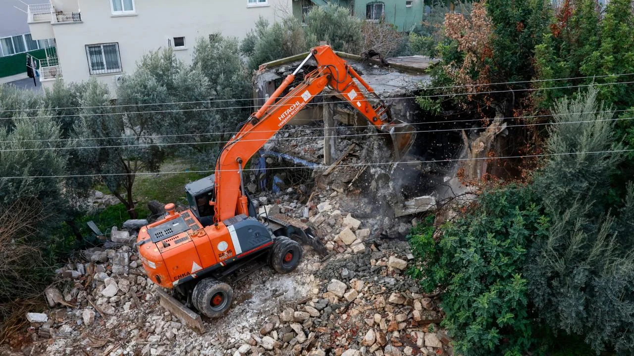Yenişehir Belediyesi metruk binaları yıkmaya devam ediyor