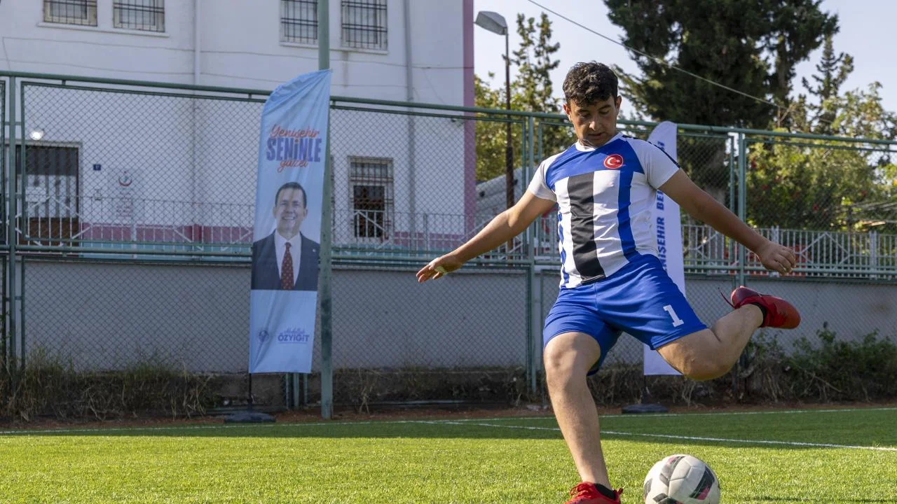 Yenişehir Belediyesi çocuklar için mahallelerde  halı saha açmaya devam ediyor
