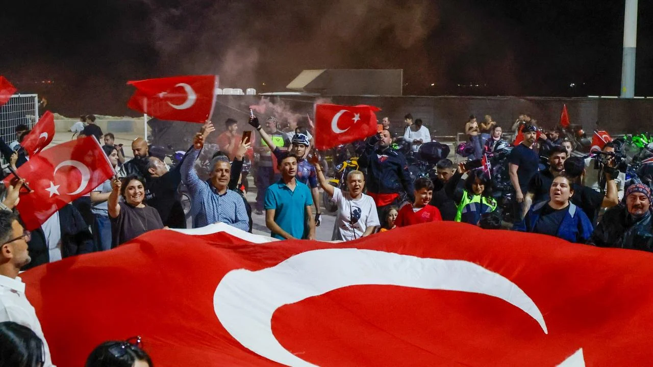 enişehir Belediyesi araçlı kortejle 23 Nisan coşkusunu kente yaydı