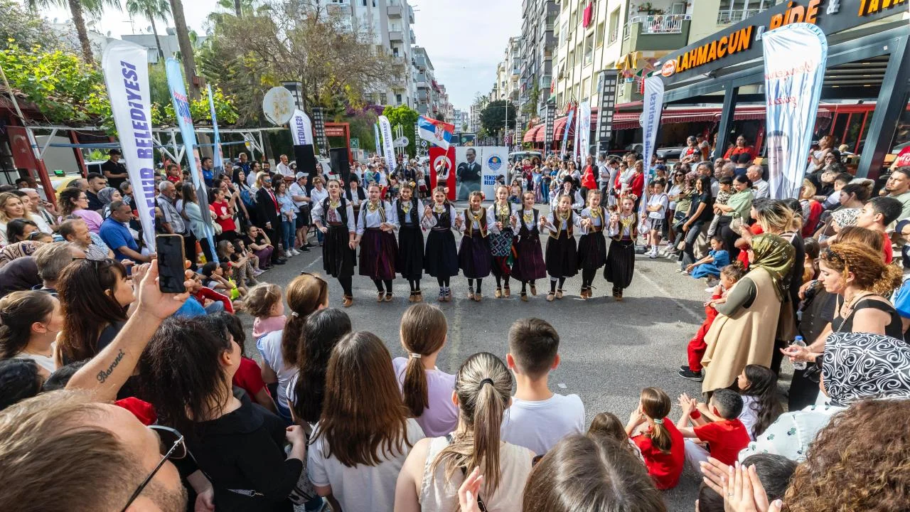 7 ülkeden çocuklar 23 Nisan’ı Yenişehir sokaklarında kutladı
