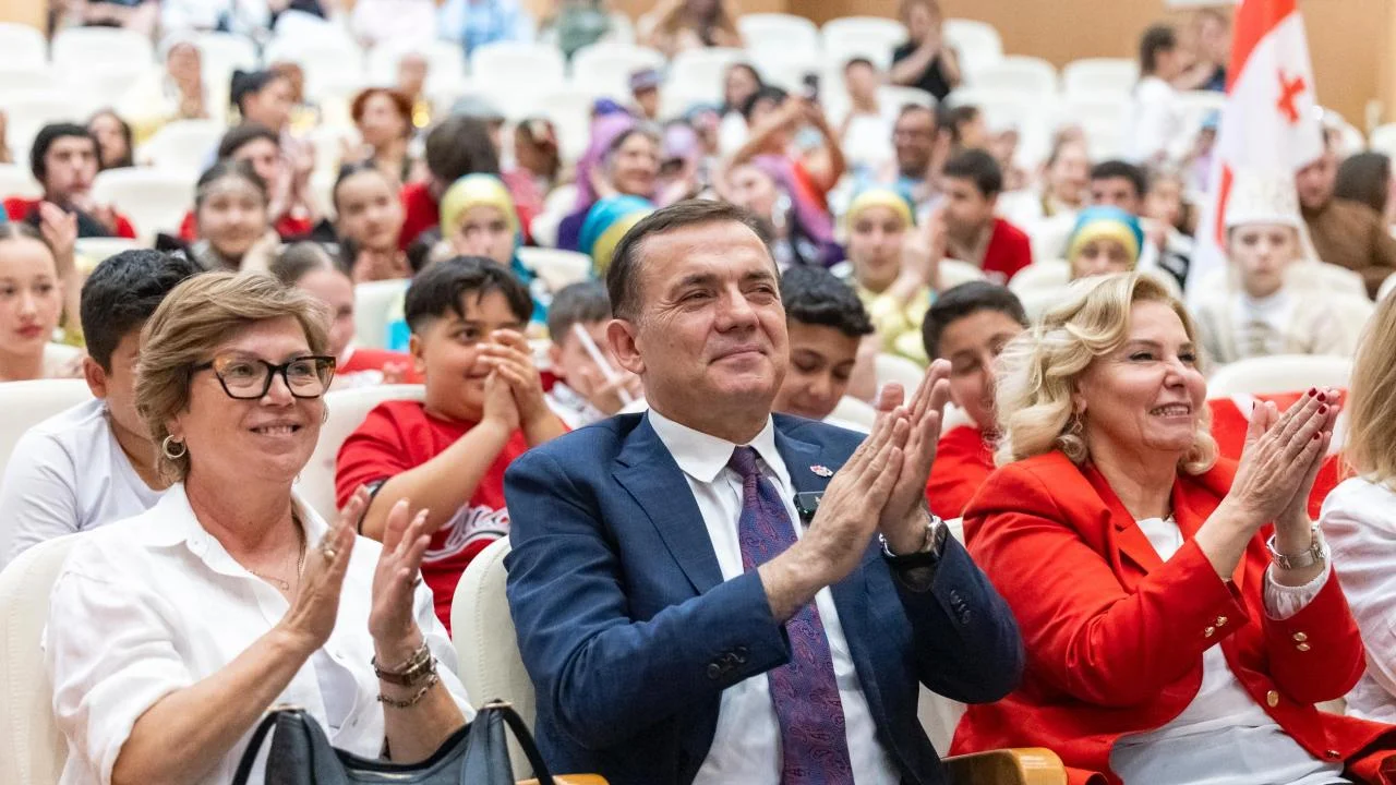 Başkan Abdullah Özyiğit ve Meclis Üyeleri koltuklarını çocuklara devretti