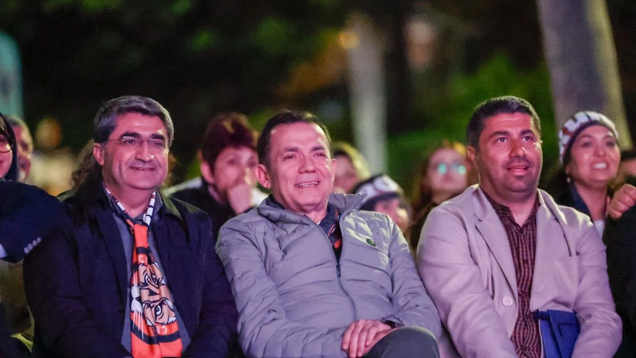 Vatandaşlar maç heyecanını Yenişehir Belediyesinin kurduğu dev ekranda yaşadı