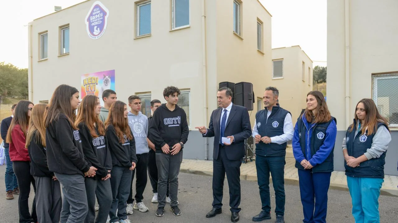 Lise öğrencilerinden Yenişehir Belediyesinin hayvan bakımevine mama bağışı