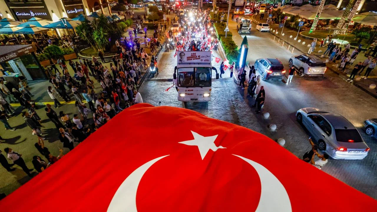 enişehir Belediyesi araçlı kortejle 23 Nisan coşkusunu kente yaydı