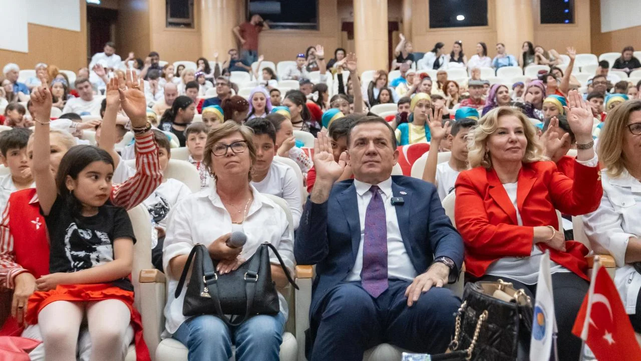 Başkan Abdullah Özyiğit ve Meclis Üyeleri koltuklarını çocuklara devretti