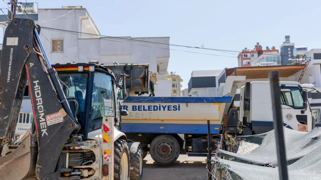 Yenişehir Belediyesi “çöp ev” niteliğindeki meskenden bir kamyon çöp çıkardı