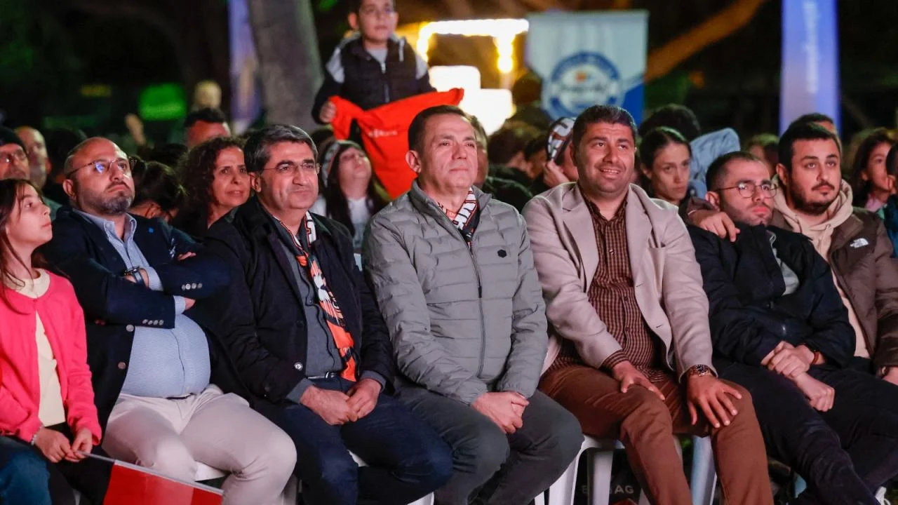 Vatandaşlar maç heyecanını Yenişehir Belediyesinin kurduğu dev ekranda yaşadı