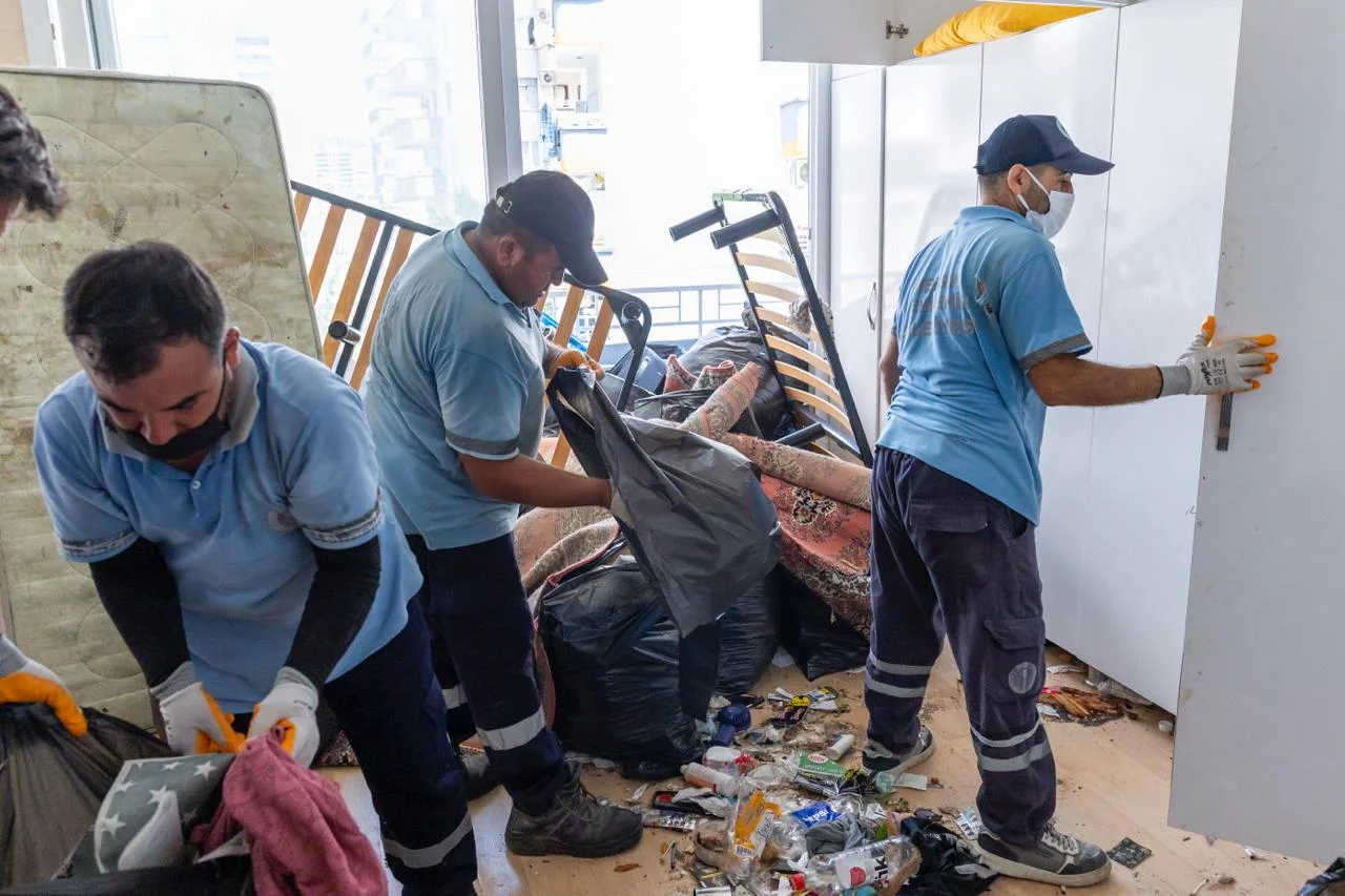 Çöp evden 5 kamyon atık çıkarıldı
